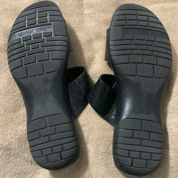 Easy Street Women’s Sandals. 10 - Picture 5 of 5